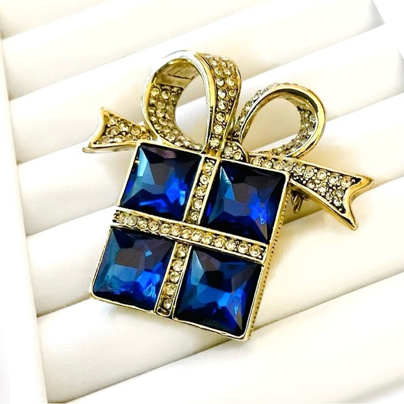 $100 Heidi Daus Glamorous Gift Crystal Pin Brooch